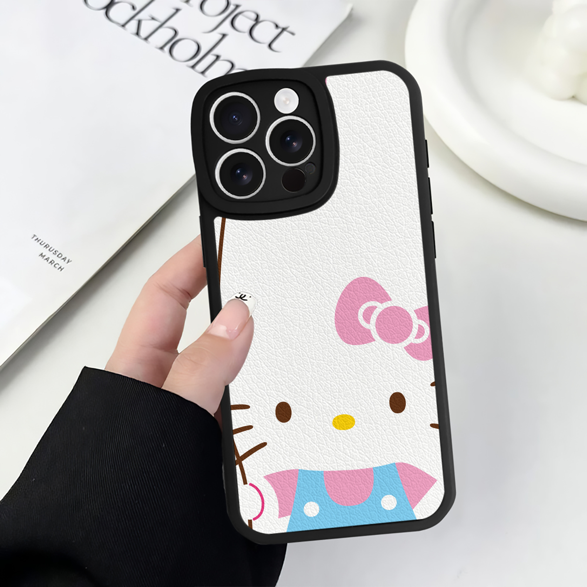 （画像用） Hello Kitty ハローキティ 【iPhone 16シリーズ対応】シリコンスマホケース（レザー調） 材質：シリコン